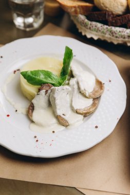 et dilimleri sos ve patates püresi ile