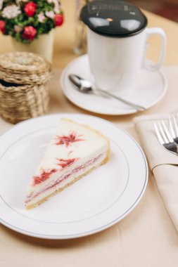 Çilek soslu cheesecake