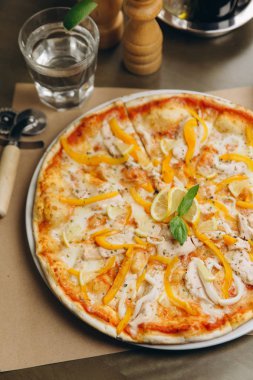 Tavuk ve biberli pizza.