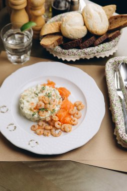 meze karides ve krem peynir ile