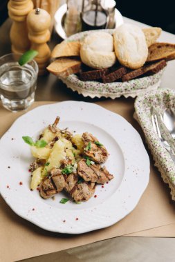 ızgara et ve otlar ile haşlanmış patates