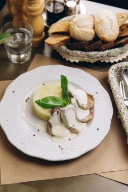 et dilimleri sos ve patates püresi ile