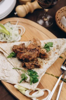 Buğday tortilla ile kavrulmuş et katlanmış 