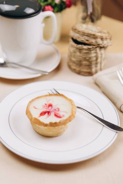 berry soslu kremalı tart
