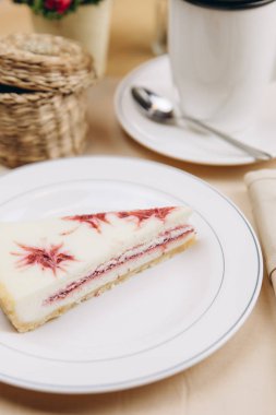 Çilek soslu cheesecake