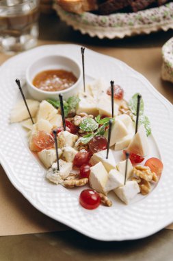 meze peynir ve üzüm ile