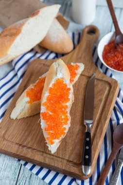 Ekmek dilimleri tereyağı ve kırmızı havyar ile