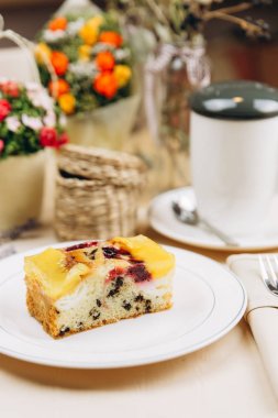 Blackcurrants ile meyve sünger kek parçası 