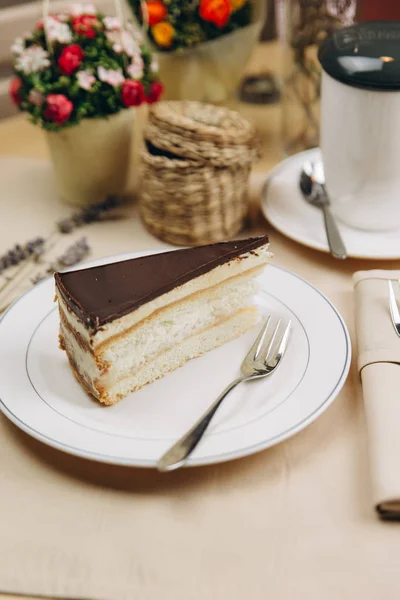 Stück Karamell-Biskuitkuchen mit Schokolade — Stockfoto