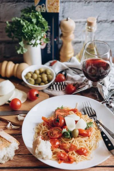 Massa de espaguete com tomate e mussarela — Fotografia de Stock