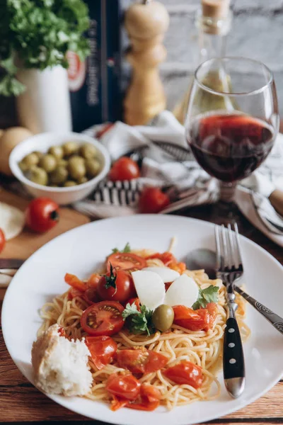 Makaron spaghetti z pomidorami i mozarella — Zdjęcie stockowe