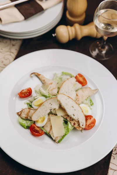 구운된 닭고기와 빵 샐러드 — 스톡 사진