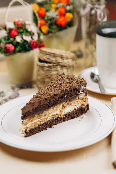 Stück Sahne und Schokoladenkuchen — Stockfoto
