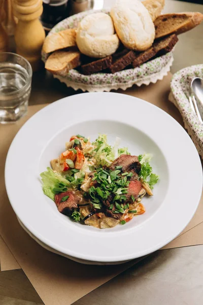 Yeşiller ve sos ile kavrulmuş Dana