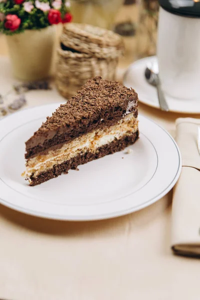 Stück Sahne und Schokoladenkuchen — Stockfoto