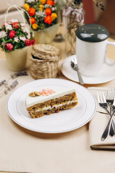 Kuchenstück mit Walnüssen und weißer Glasur — Stockfoto