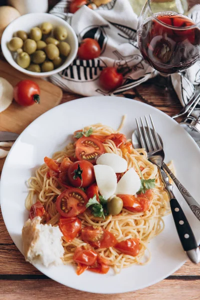 Makaron spaghetti z pomidorami i mozarella — Zdjęcie stockowe