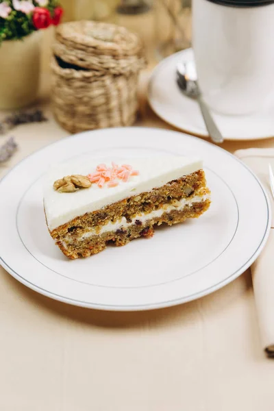 Kuchenstück mit Walnüssen und weißer Glasur — Stockfoto