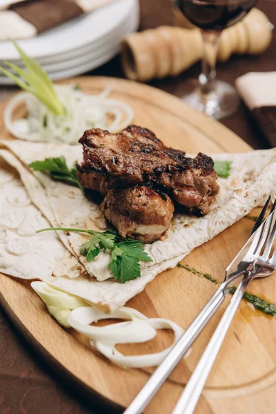 Buğday tortilla ile kavrulmuş et katlanmış