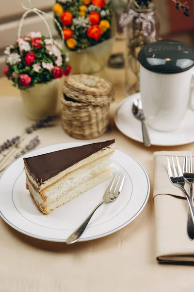 Stück Karamell-Biskuitkuchen mit Schokolade — Stockfoto