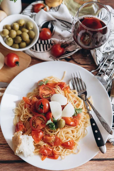 Спагетти с помидорами и мозареллой — стоковое фото