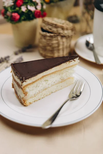 Stück Karamell-Biskuitkuchen mit Schokolade — Stockfoto