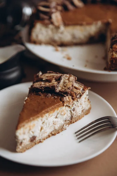 Caramel cheesecake with raisins and nuts — Stock Photo, Image