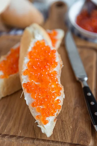 Fatias de pão com manteiga e caviar vermelho — Fotografia de Stock