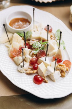 meze peynir ve üzüm ile