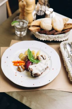 kızarmış biftek krem sos ile