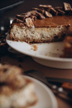 Karamelli cheesecake kesmek