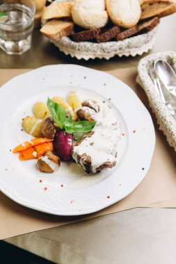 kızarmış biftek krem sos ile