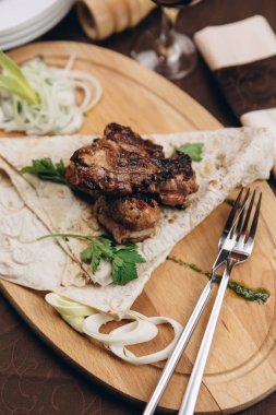 Buğday tortilla ile kavrulmuş et katlanmış