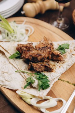 Buğday tortilla ile kavrulmuş et katlanmış 