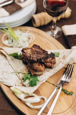 Buğday tortilla ile kavrulmuş et katlanmış