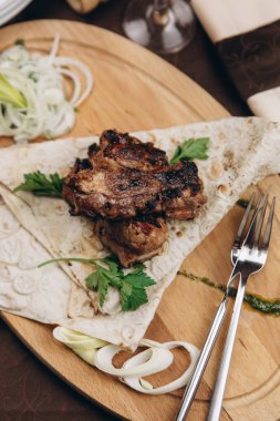 Buğday tortilla ile kavrulmuş et katlanmış