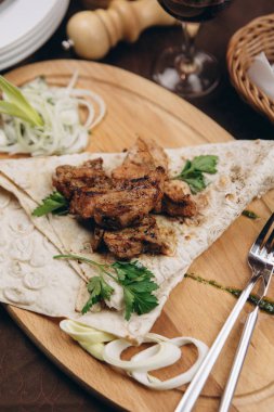 Buğday tortilla ile kavrulmuş et katlanmış 