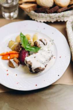 kızarmış biftek krem sos ile