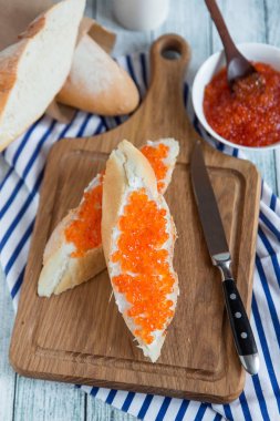 Ekmek dilimleri tereyağı ve kırmızı havyar ile