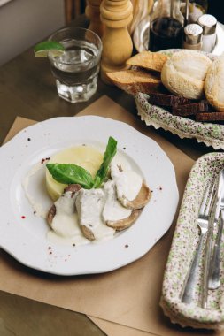 et dilimleri sos ve patates püresi ile