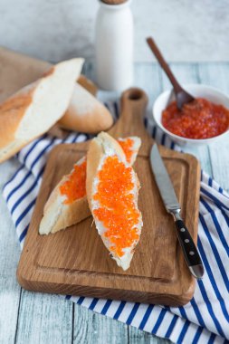 Ekmek dilimleri tereyağı ve kırmızı havyar ile
