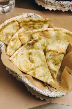 Fesleğenli beyaz pizza