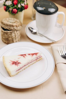 Çilek soslu cheesecake