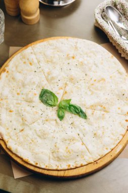 Fesleğenli beyaz pizza