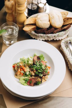 Yeşiller ve sos ile kavrulmuş Dana