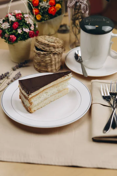 Piece of caramel sponge cake with chocolate — Stock Photo, Image