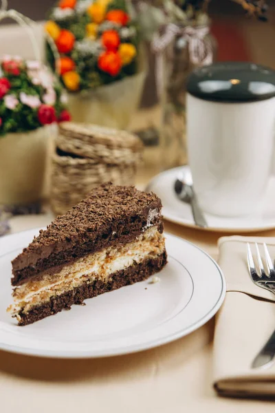 Stück Sahne und Schokoladenkuchen — Stockfoto