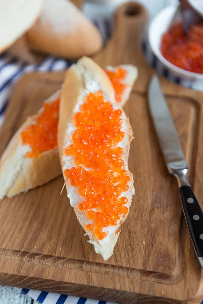 Fatias de pão com manteiga e caviar vermelho — Fotografia de Stock