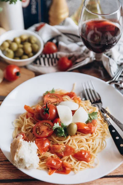 Спагетти с помидорами и мозареллой — стоковое фото