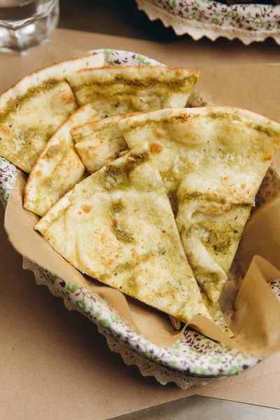 Fesleğenli beyaz pizza